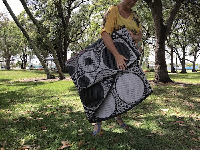 how to fold a round mat to take on a picnic